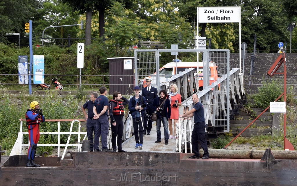 Uebung BF Taucher und Presse Koeln Zoobruecke Rhein P038.JPG - Miklos Laubert